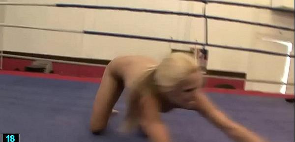 Super blondes wrestle each other